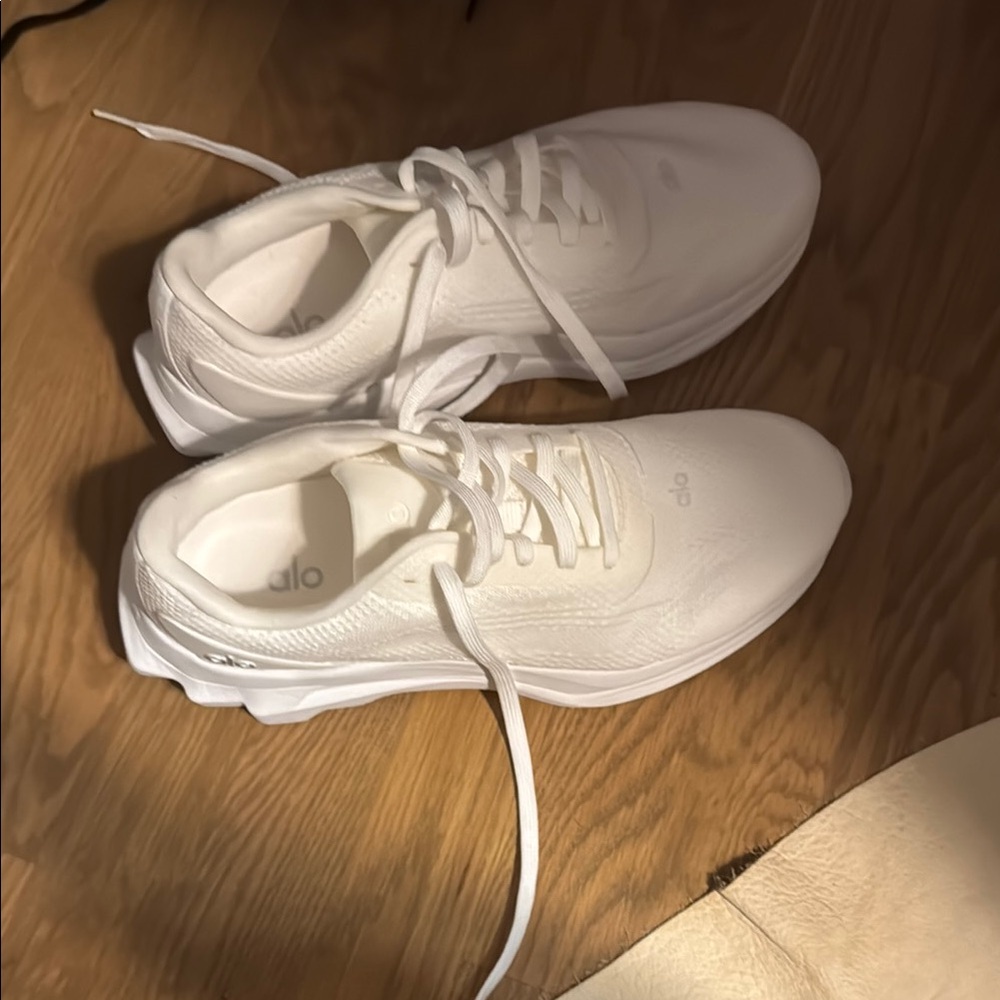 BRAND NEW ALO Yoga Cream Athletic Sneakers